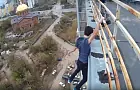 Уфимский школьник снял экстремальное видео, повиснув на крыше высотки на одной руке