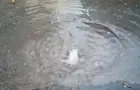 «Покурят и уедут!»: жительница Уфы пожаловалась на мини-фонтан посреди дороги