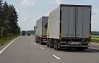 Почему дальнобойщики едут вплотную друг к другу и не дают себя обогнать