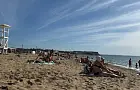 Толпы людей на пляжах. В Крыму рассказали о падении цен на люксовые отели в бархатный сезон