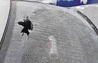 В Уфе брошенный пузырек «Боярышника» разбил стекло автомобиля