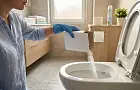 Почему умные хозяйки всегда насыпают в унитаз немного стирального порошка: полезный совет