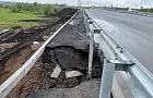 На скандальном Зининском путепроводе вновь обвалилась дорога