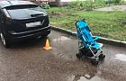 В Уфе во дворе дома Ford Focus задним ходом наехал на коляску с младенцем