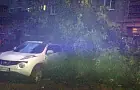 В Уфе сломанное дерево снова придавило автомобиль