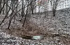 Рабочие возле ЖК Terle Park в Уфе моют кисти возле Родника на Коровьем спуске