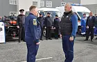 «Ну-ка девчонок польем!»: чиновник пустил струю воды из нового ранцевого огнетушителя в Уфе