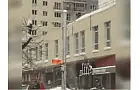 В Уфе счищали снег с крыши прямо на головы прохожим