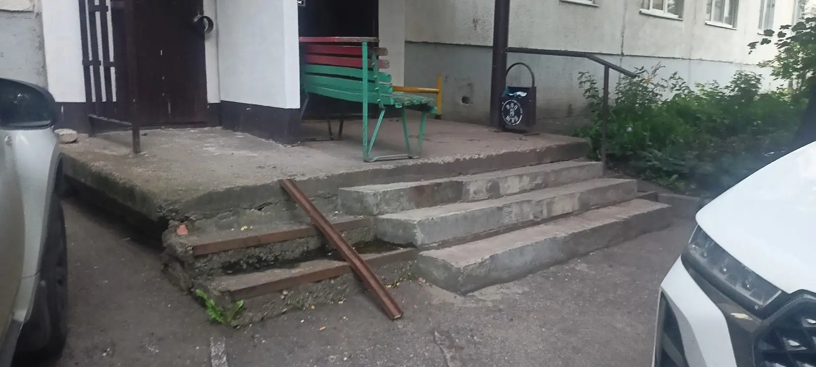 Пенсионеры и инвалиды одного уфимского дома не могут спускаться по разрушенной лестнице