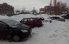 В Уфе в результате обвала снега с крыши пострадали семь автомобилей