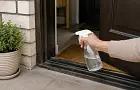 Зачем опрыскивать входную дверь уксусом: ответ от опытных хозяек