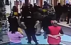 Битва за лифчик между воровкой и охранниками магазина в Уфе попала на видео