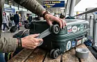 Зачем опытные туристы заклеивают колеса чемодана скотчем 