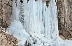 Одинокий замерзший водопад в Башкирии: тайное место отдыха для знающих