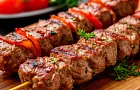 Как замариновать мясо, чтобы оно осталось сочным: рецепт, которому доверяют десятилетиями