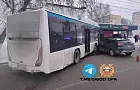 Пассажирский автобус вылетел на встречку и столкнулся с легковушкой в Уфе