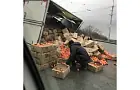 В столице Башкирии перевернулся грузовик с помидорами