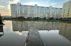 «Живём вечно в воде в болоте и в грязи». Власти посоветовали жителям обходить затопленный двор в Нефтекамске 