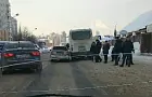 В Уфе автобус из-за снежного наката задел легковушку, на дороге - пробка