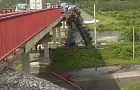 В Башкирии большегруз сорвался с моста в реку