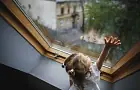 «Была дома с родителями»: двухлетняя девочка выпала из окна многоэтажки в Уфе