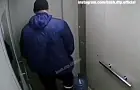 Уфимцев возмутило видео, на котором доставщик воды справляет нужду в пустой баллон
