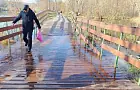 «Почему только в центре делают красиво?»: в Уфе затопило новый деревянный мост через озеро