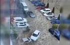 Мощный поток воды затопил двор жилого комплекса в Сочи: жители публикуют видео