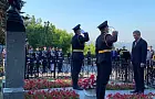 Радий Хабиров возложил цветы на могилу Мусы Гареева в Уфе