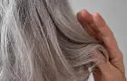 Берем три ложки и смешиваем с водой: нанесите на седину и удивитесь, как средство изменило волосы