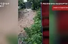 «Вода размывает дорогу и подбирается к газопроводу»: в Уфе разрушенная дамба не справляется с водой