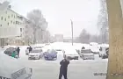 В Башкирии камера засняла, как мужчину чуть не убил снег с крыши