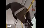 В Уфе мужчина залез на поручни в автобусе и не хотел слезать