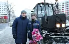 20-летняя девушка на тракторе расчищает улицы Уфы от снега. Мавлиев рассказал о ней