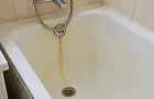 Эффект за 15 минут: как очистить старую ванну от желтизны и налета 