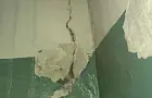 В Уфе в доме рядом с ямой, где утонул автомобиль, по стене пошла трещина