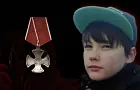 Мальчика, ценой жизни защитившего мать, посмертно наградили Орденом Мужества
