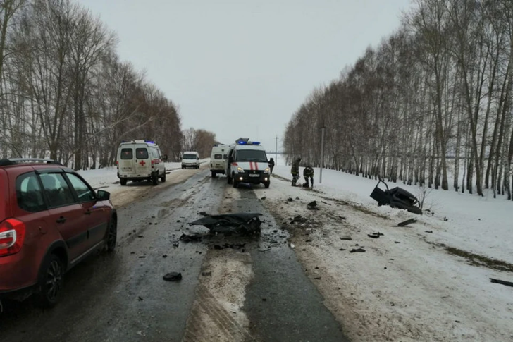 В Башкирии в ДТП на сельской дороге погиб водитель легковушки 
