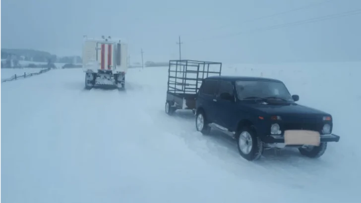 В Башкирии из-за метели на дорогах застряли два автомобиля
