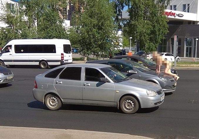Голая Лидочка около машины Голая Лидочка около машины