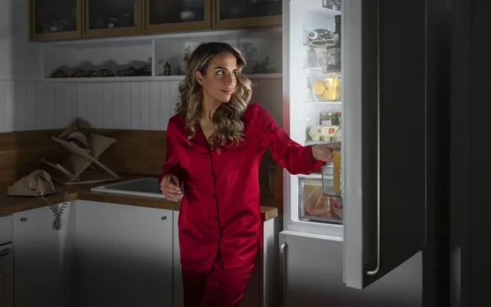 Испортят сон и заставят провести ночь в туалете: что нельзя кушать на ночь, и вот почему