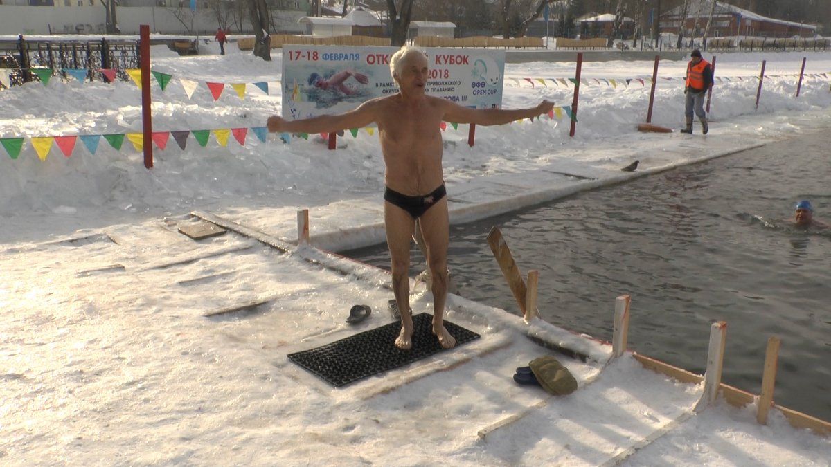 Спортивное зимнее плавание. Парк Якутова Уфа моржи. Уфа прорубь парк Якутова. Моржи Уфы в парке Якутова. Прорубь в парке Якутова Уфа.