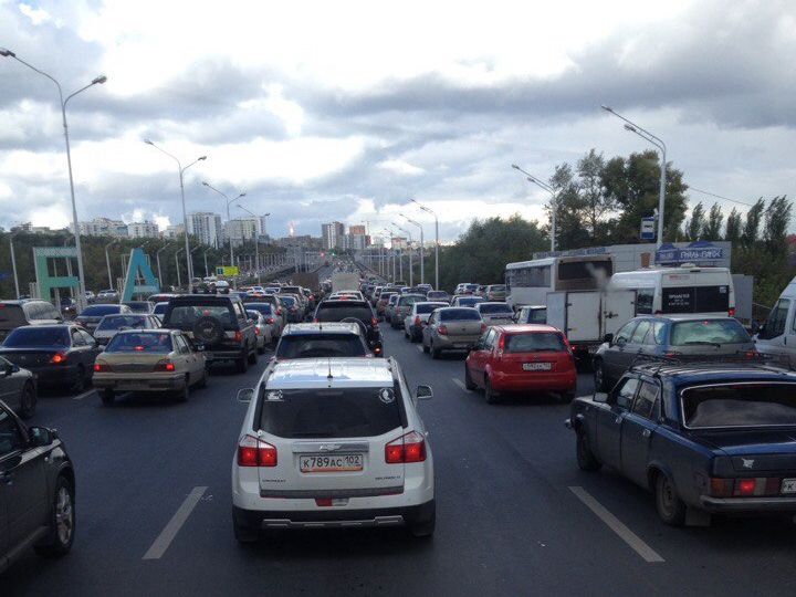 Автомобильный транспорт. Пробки уфа дёма. Пробка на мосту тюмень. Автомобильная пробка. Огромная пробка на мосту.