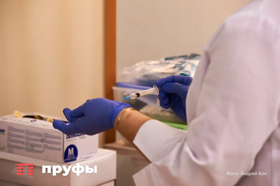 В Башкирии наградили фельдшеров, которые вели прием пациентов по пояс в воде