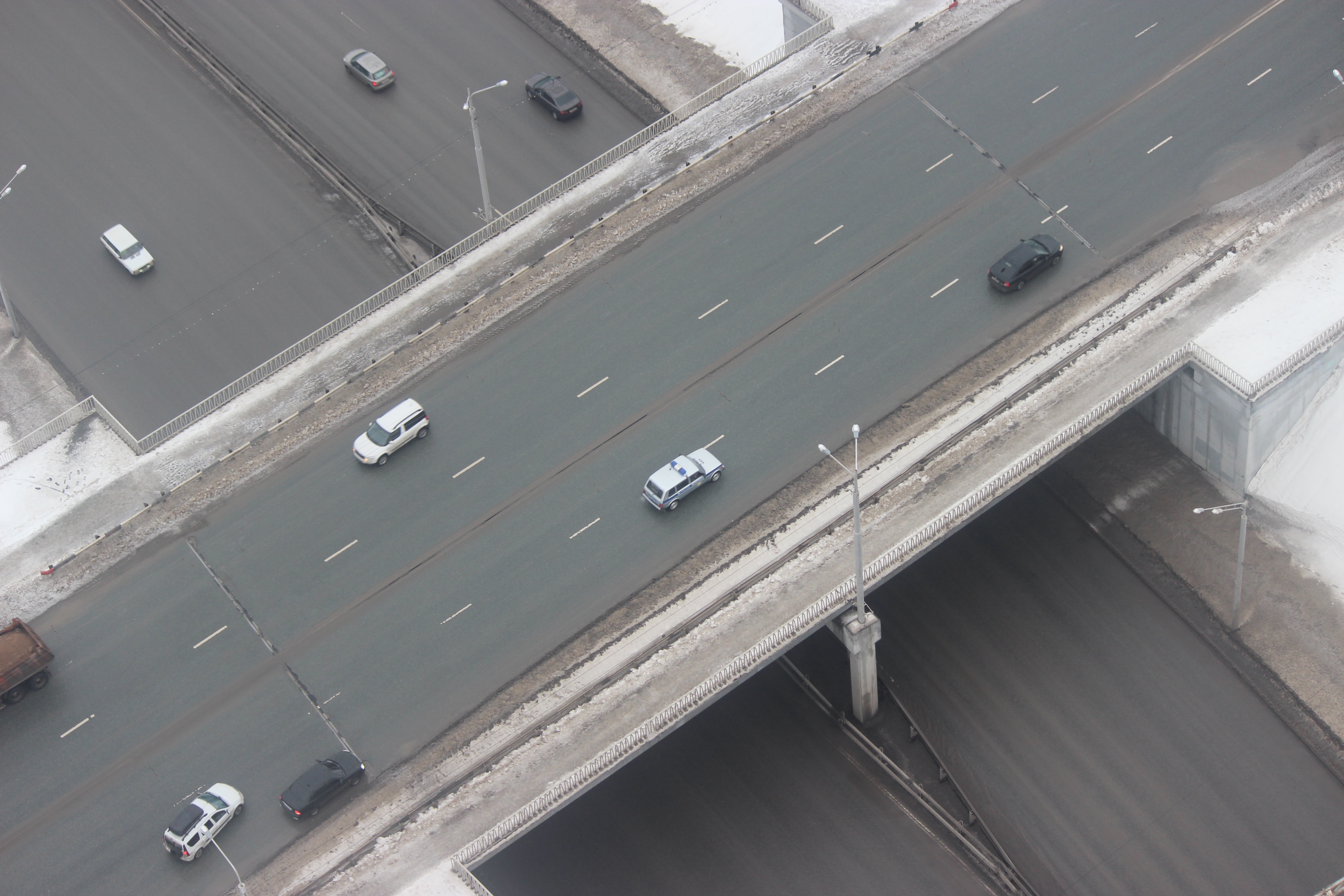 поток машин. дорога в городе. незаметным движением. незаметным движением. фото в движении.