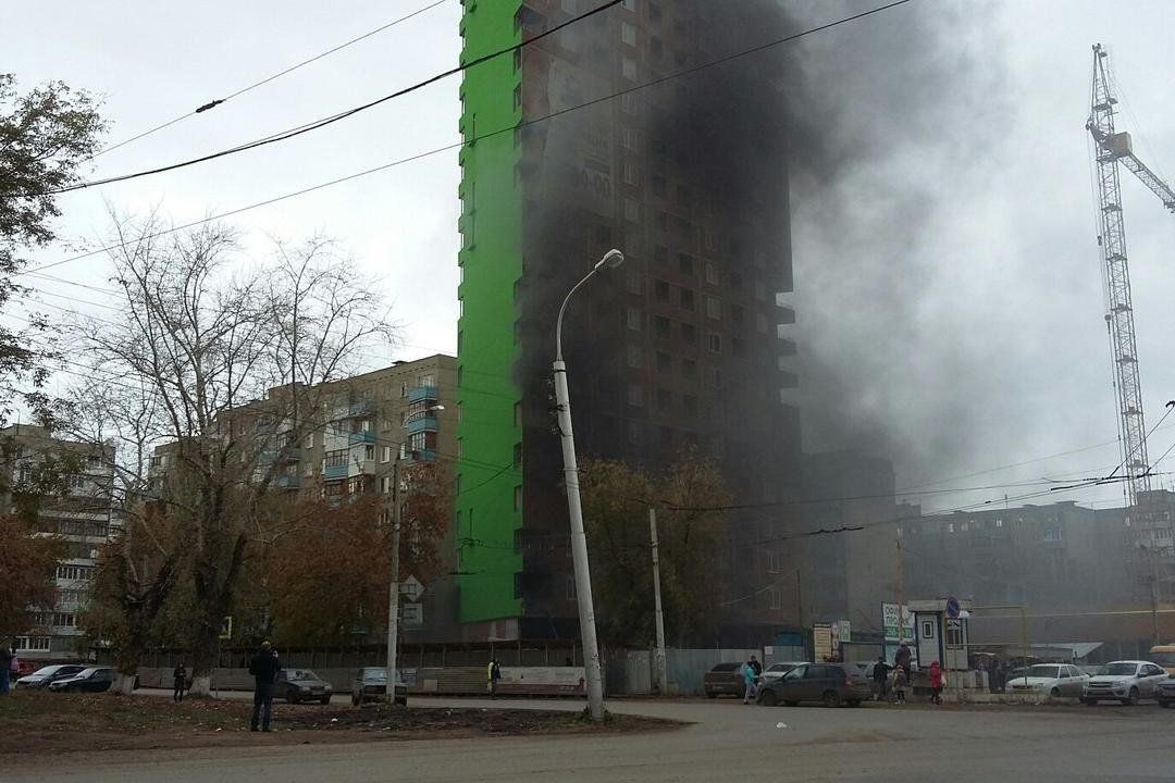 пожар на зорге. пожар в уфе сейчас в черниковке. пожар в уфе сейчас. горящее здание. пожар в уфе вчера.