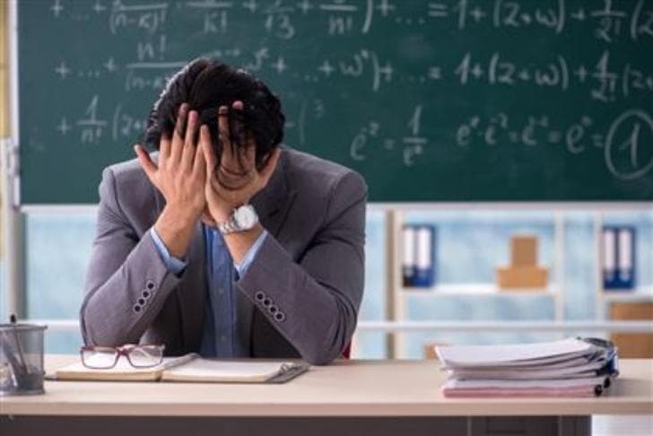 «Ума нет – иди в пед»: почему учителя стали «отвратительными неудачниками»?