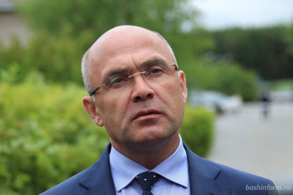 Замминистра зарабатывает в два раза больше министра здравоохранения?