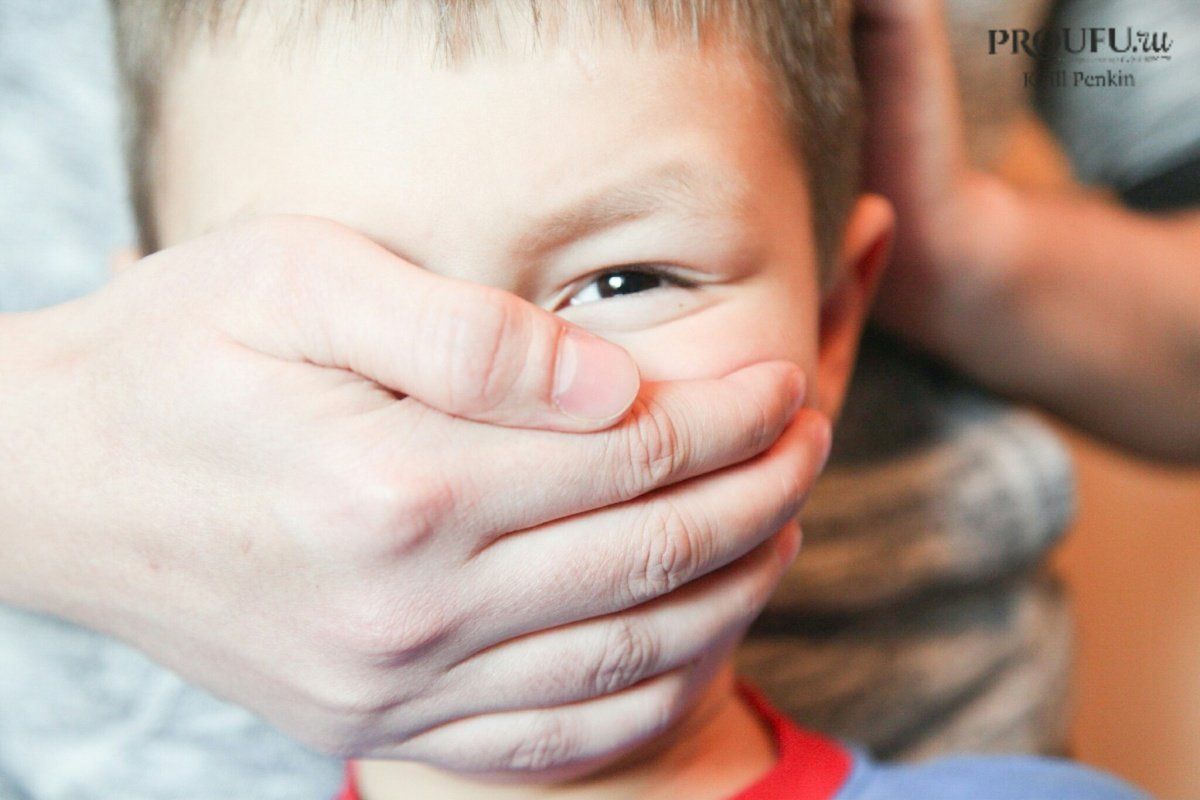 Мужчина прикрывает рот рукой. Домашнее насилие несовершеннолетних. Закрыла ребенку рот рукой. Девушка закрывает рот руками. Младенца гладят по переносице.