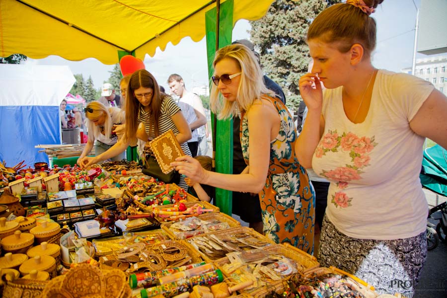 Ярмарка ставрополь. Ярмарка перед. Новогодняя ярмарка. Ярмарка перед. Выставка меда.